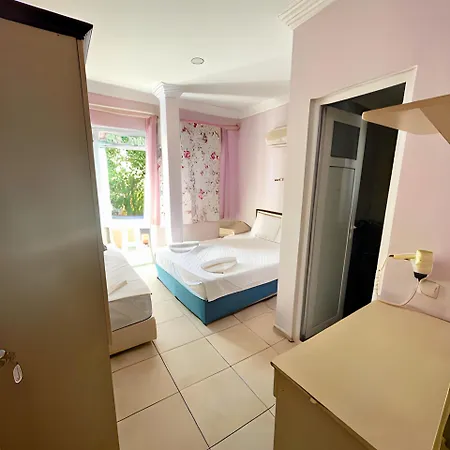 Готель Beachway &