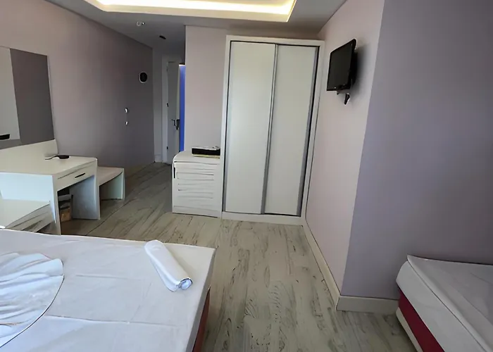 Beachway & Otel Side