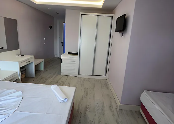 Beachway & Otel Side